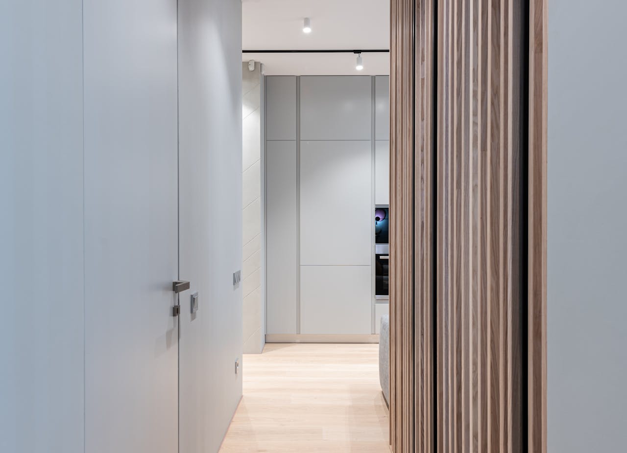 Pasillo moderno con paneles de madera
